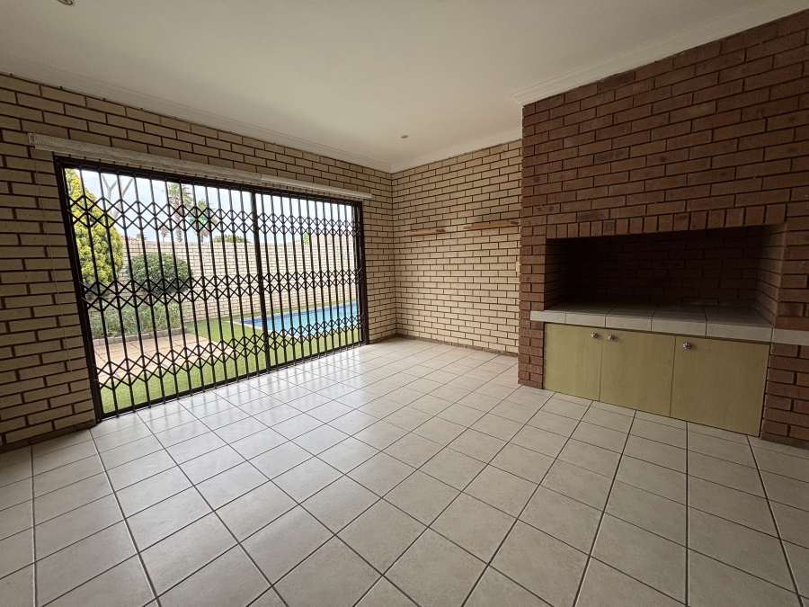 To Let 4 Bedroom Property for Rent in Summerstrand Eastern Cape